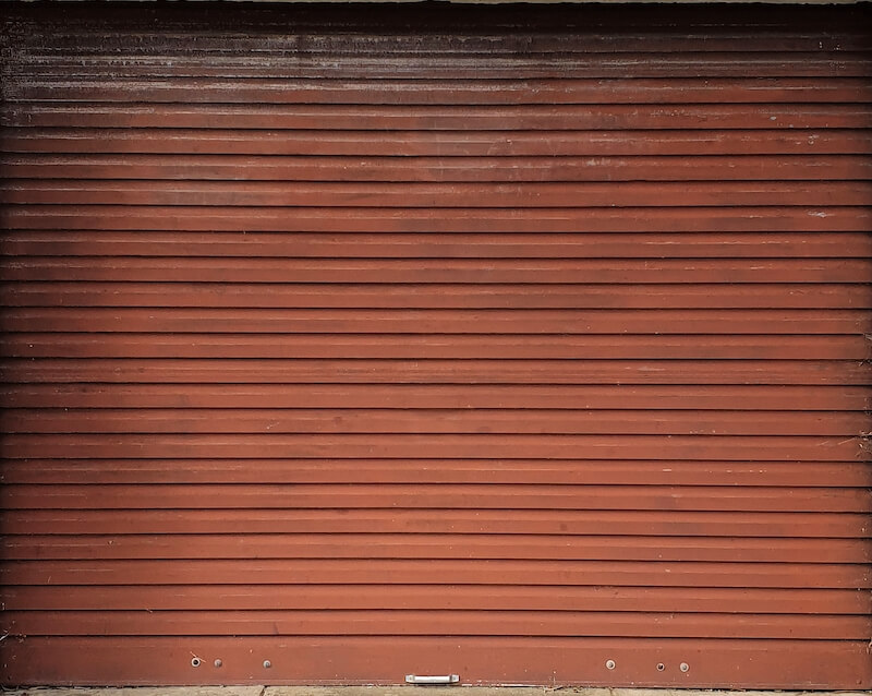 brązowe drzwi garażowe